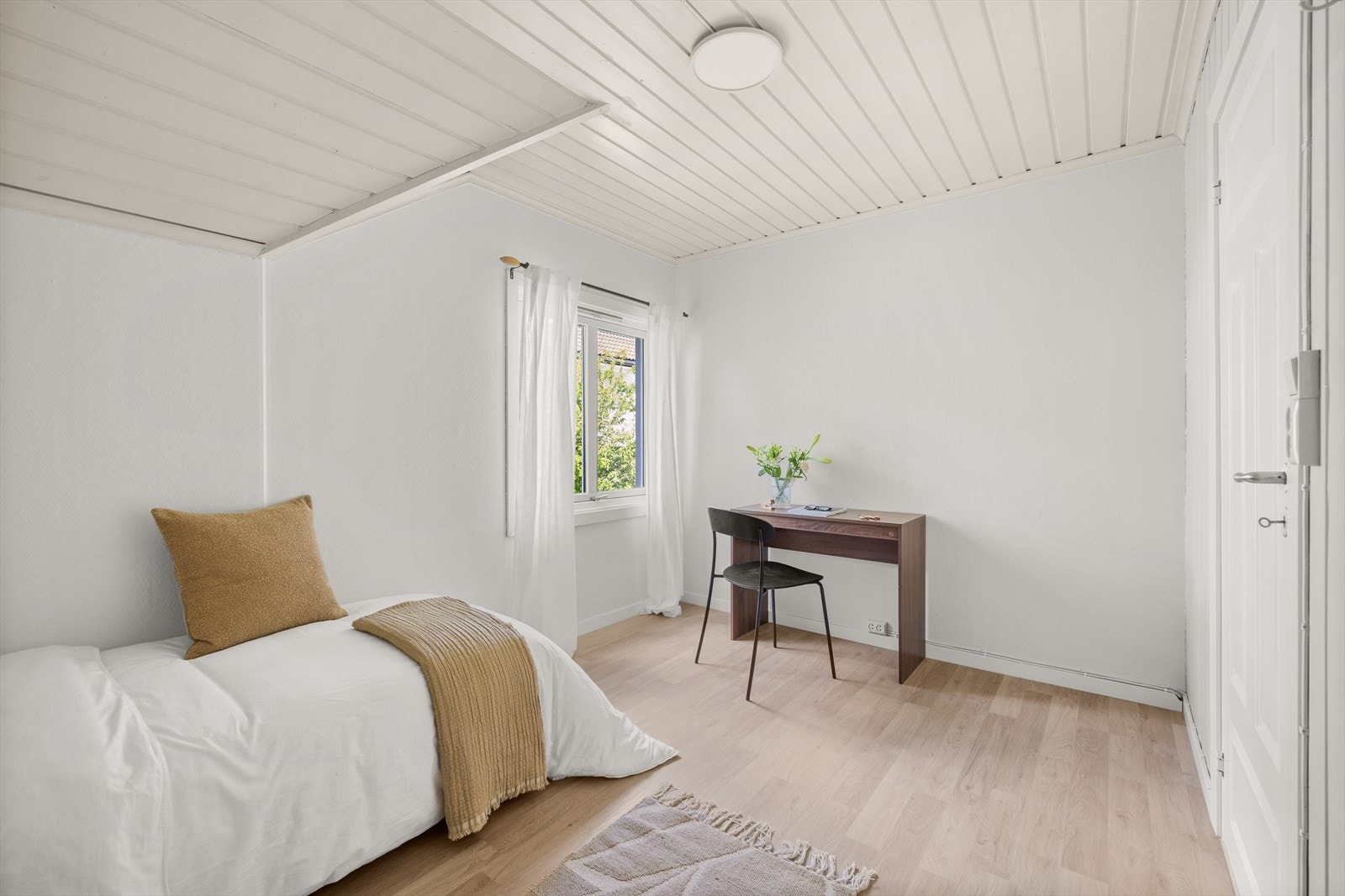 Soverom 3 har god plass for seng og garderobe eller kontorpult Galleribilde