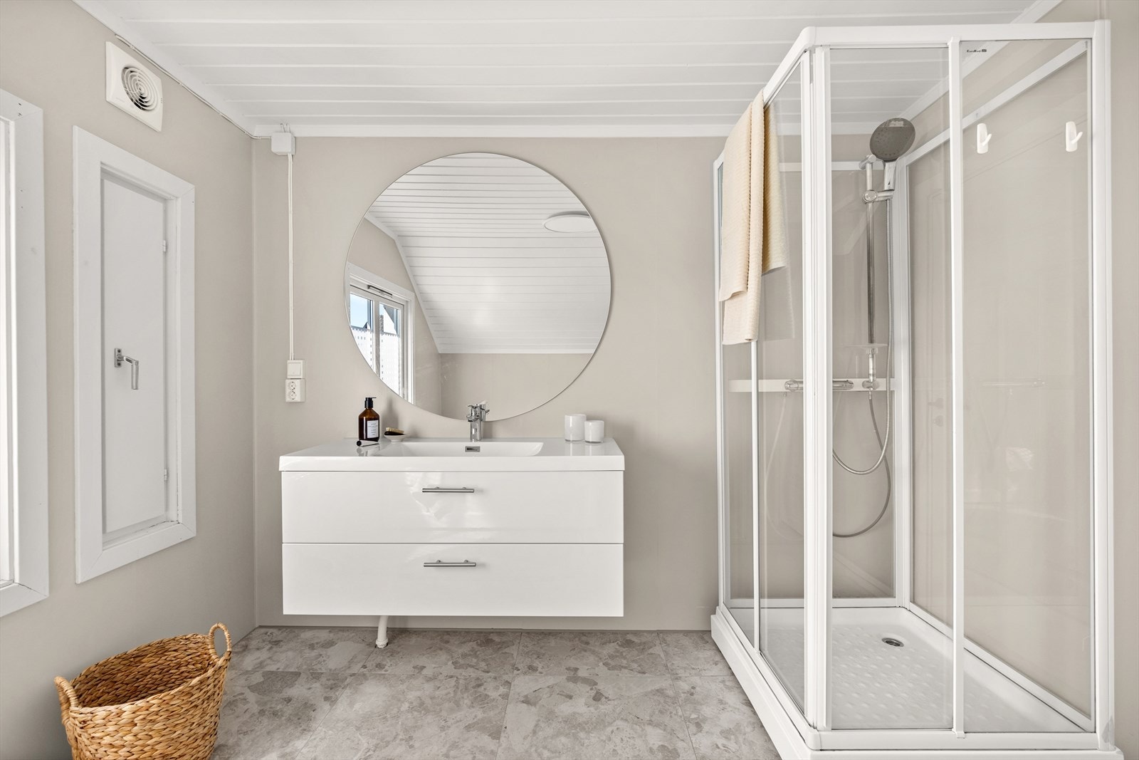 Lekker og nyere innredning med store skuffer Galleribilde