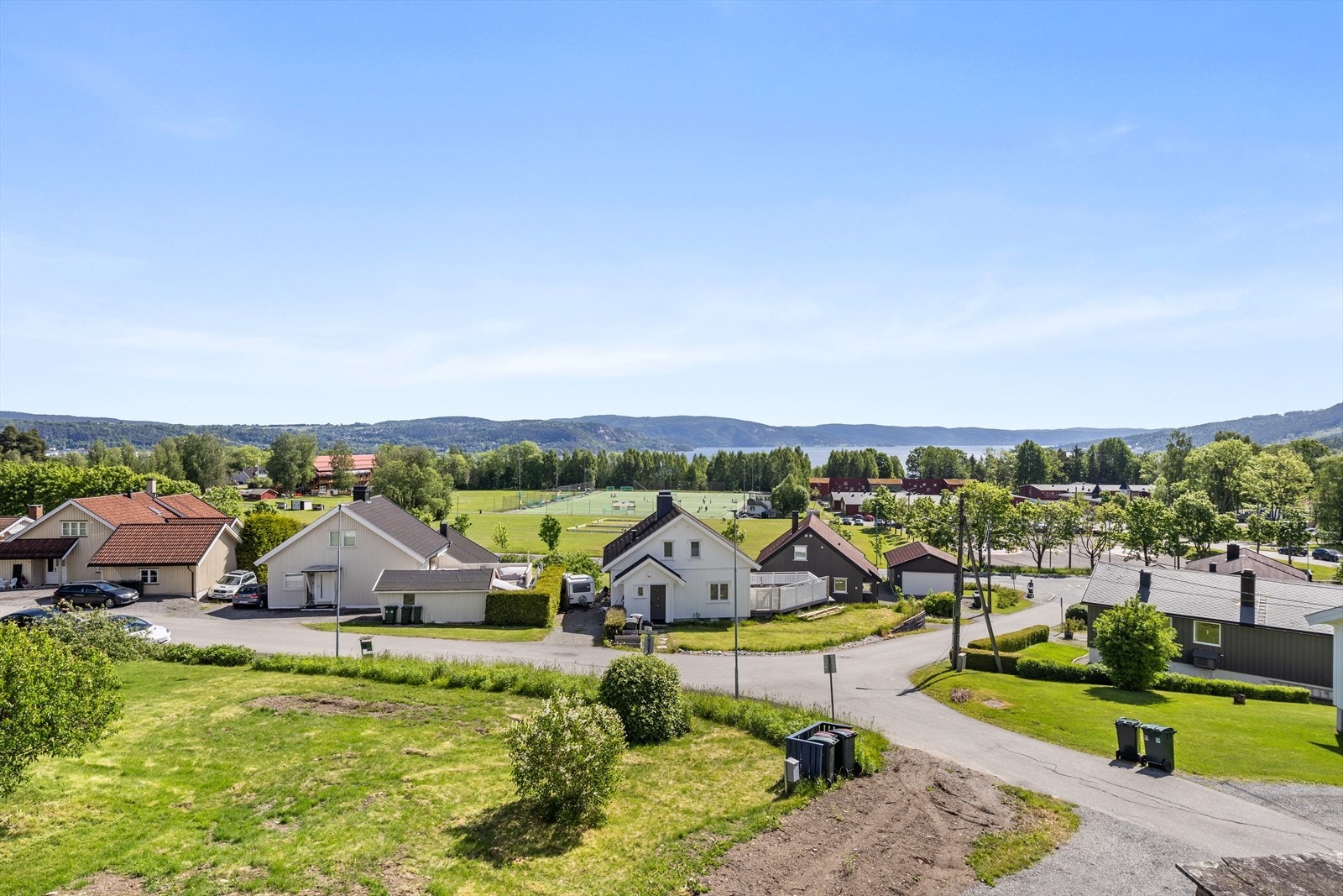 Boligen ligger meget sentralt på Åskollen med flott utsikt mot nærområdet og Drammensfjorden - Tomten på nedsiden er fradelt denne eiendommen og vil bli bebygget med enebolig Galleribilde