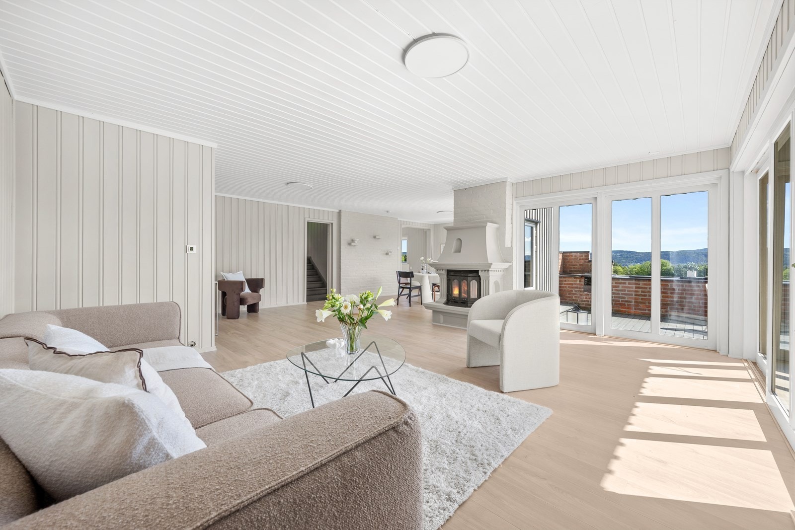 I husets 2. etasje er boligens oppholdsrom med stor og åpen stueløsning Galleribilde