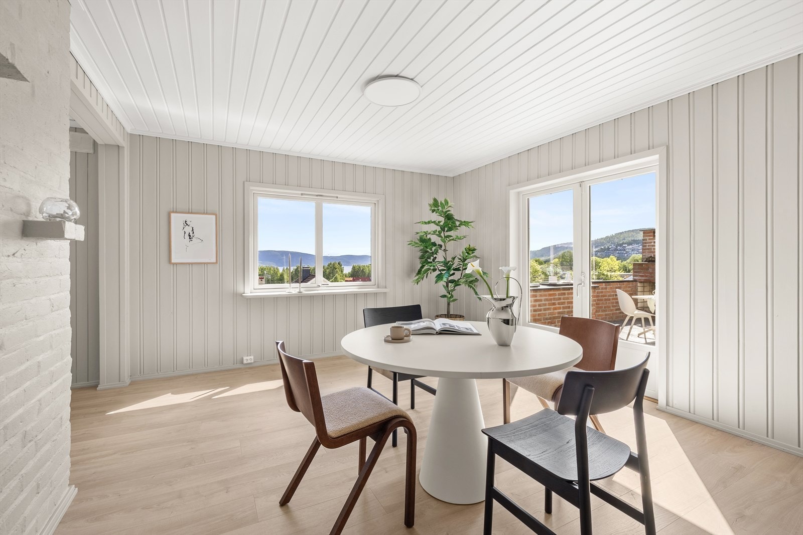 Ved kjøkkenet ligger det en flott plass for spisebord med tilhørende møblement Galleribilde