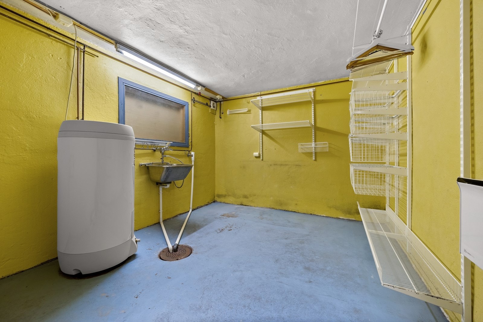 Vaskerom av eldre dato Galleribilde