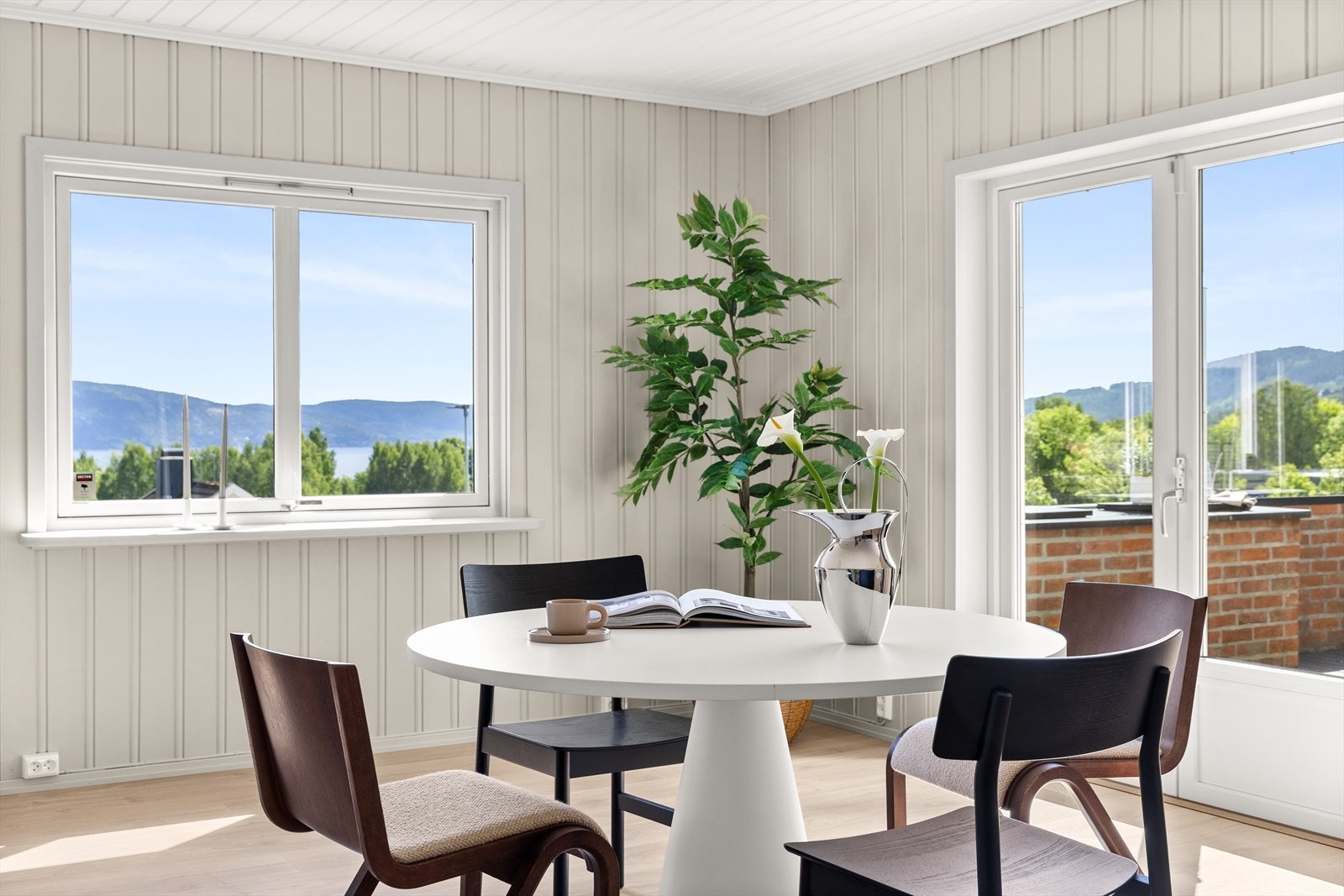 Mye naturlig lys fra store vinduer Galleribilde