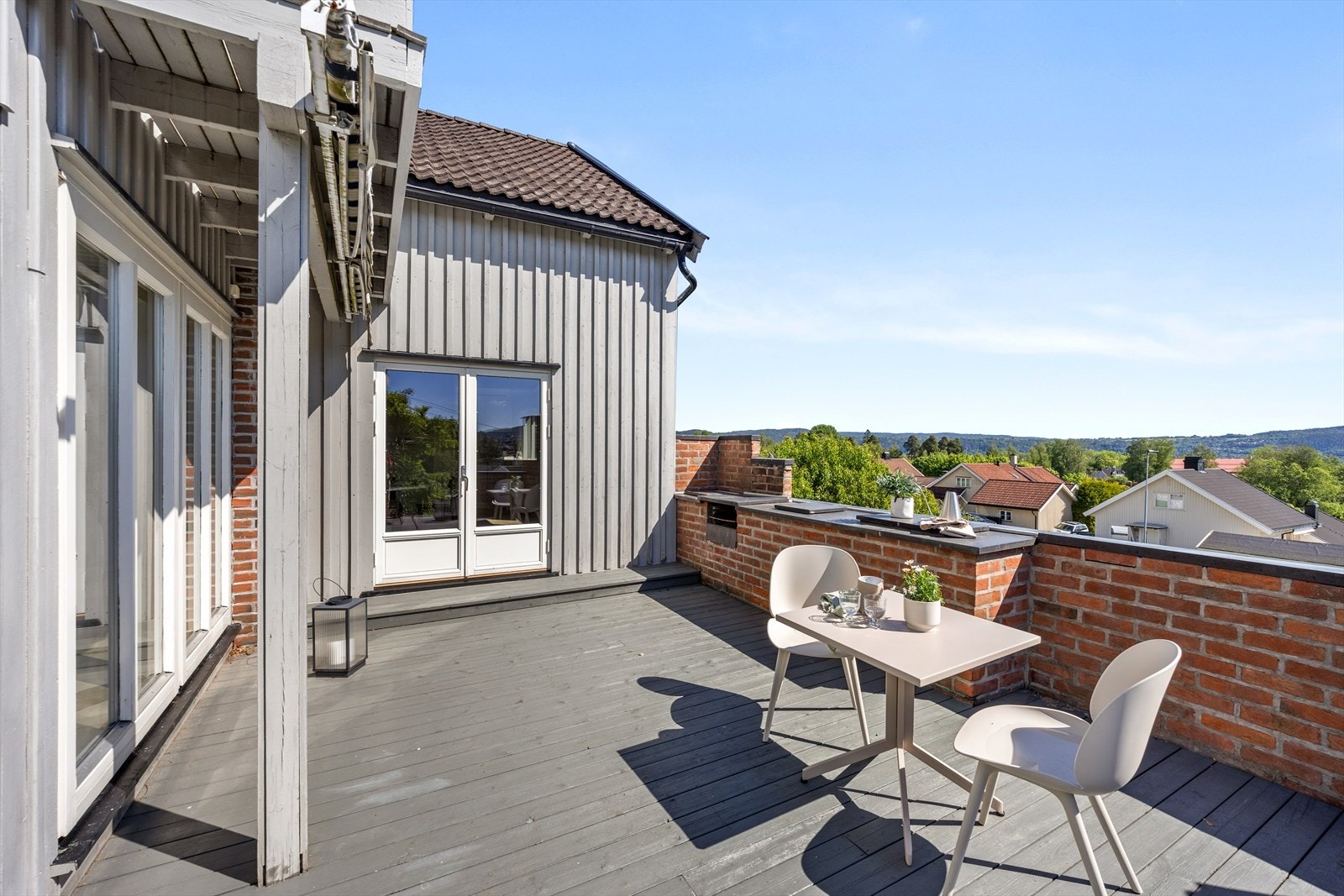 Her er det også bygget opp ett flott utekjøkken klart for sommeren Galleribilde