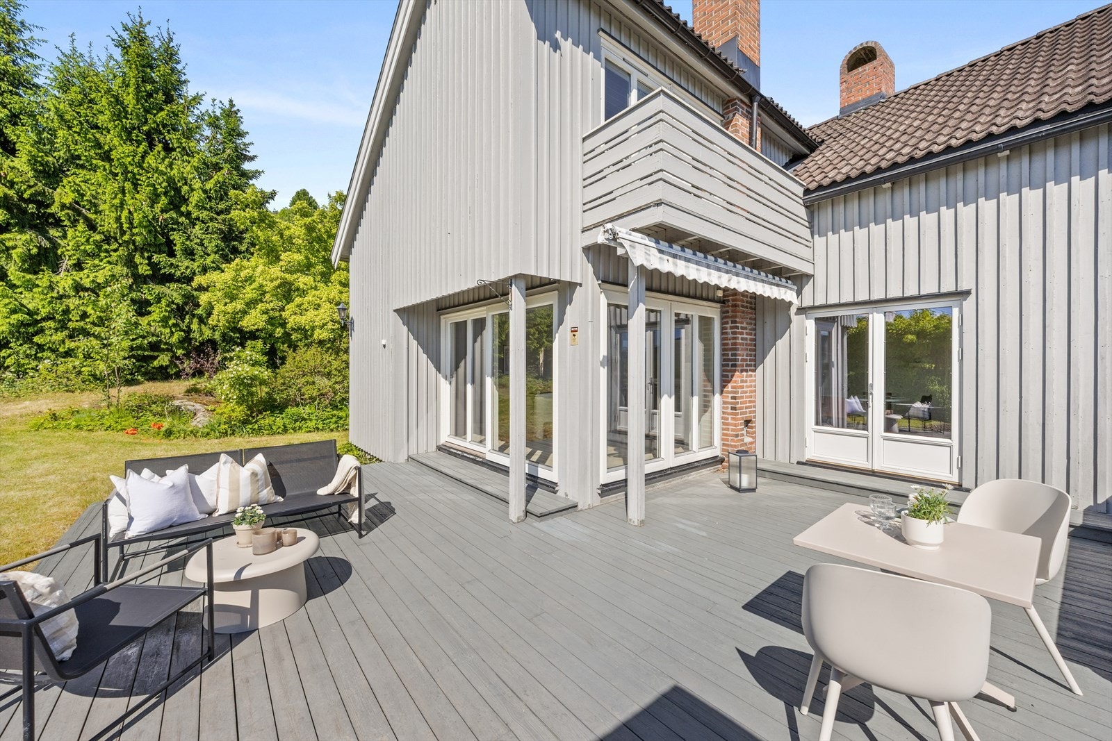 Meget romslig terrasse på 38 kvm med usjenert beliggenhet og gode solforhold Galleribilde