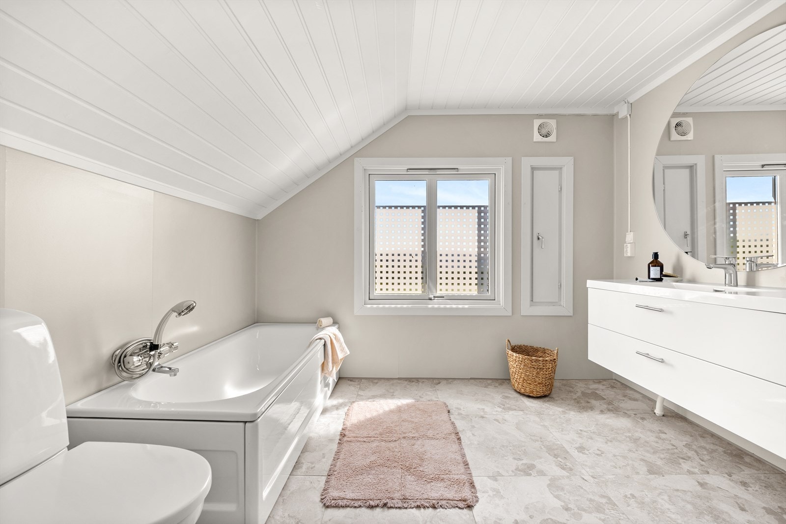 Badet er blitt overflateoppusset i 2024/025 med nye fliser og innredning med servant og speil Galleribilde