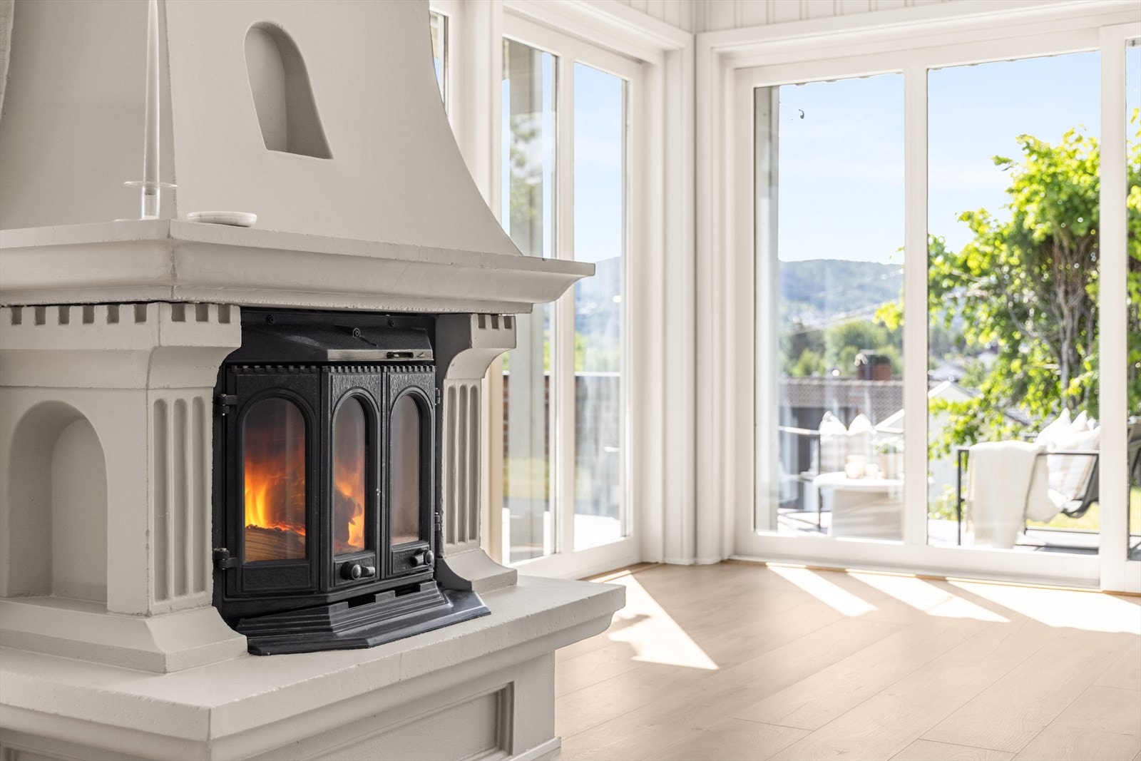 Stor og flott peis varmer godt på de kaldere dagene Galleribilde