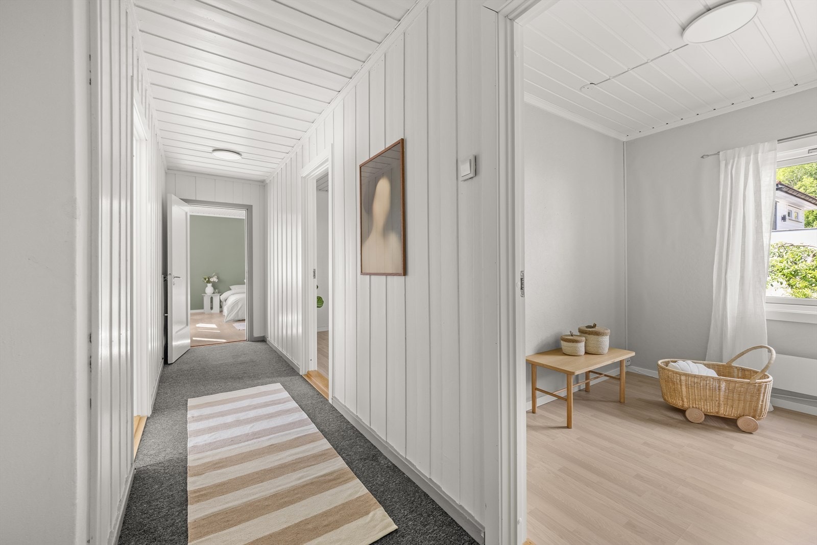 Fra gangen har du tilgang til alle rom i 3. etasje som består av 4 soverom og bad Galleribilde