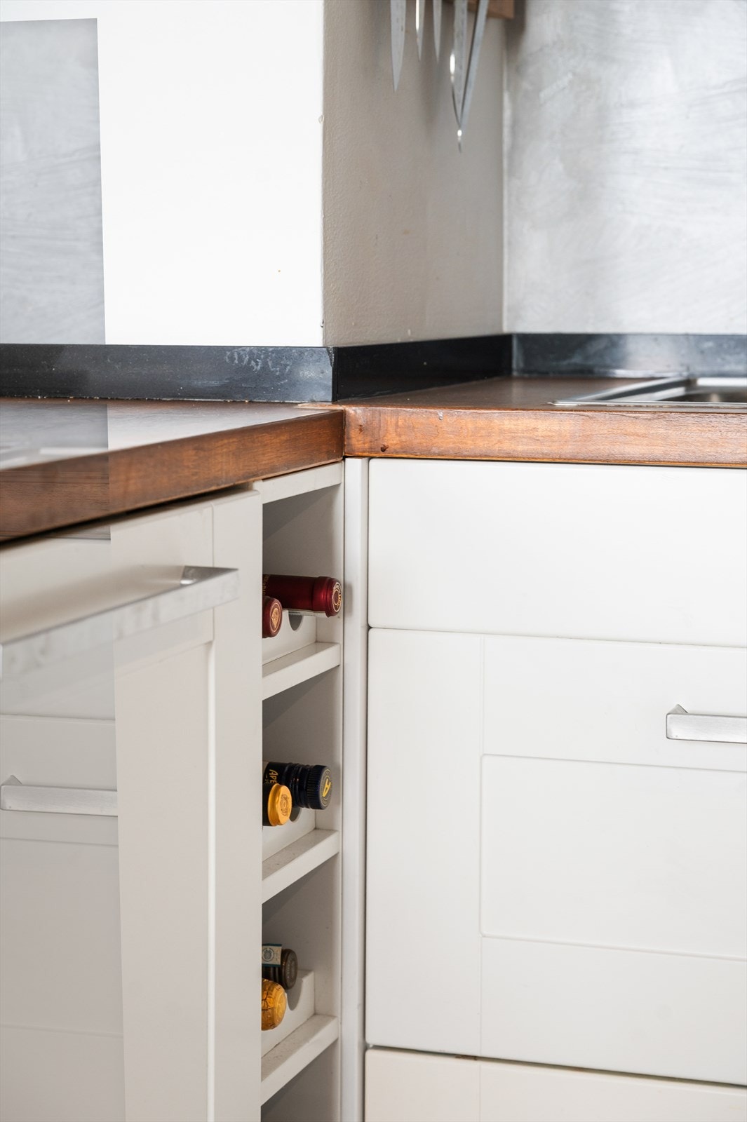 Velutformet kjøkken med god oppbevaringsplass og arbeidsflate. Galleribilde