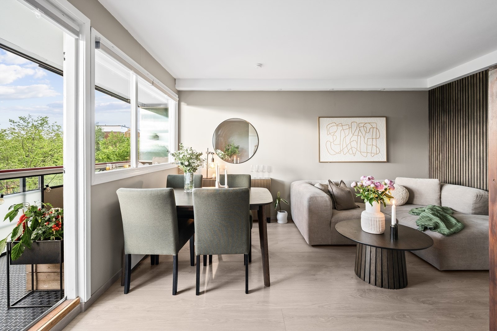 Det er fint kontakt mellom stue og balkong, og siden balkongen er innglasset forlenger den stuen store deler av året. Galleribilde