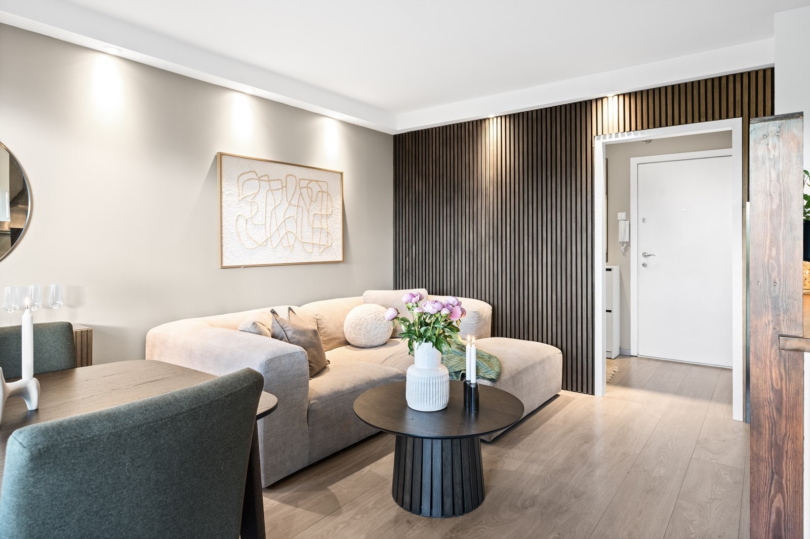 Downlights i himlingen sørger for god belysning. Galleribilde