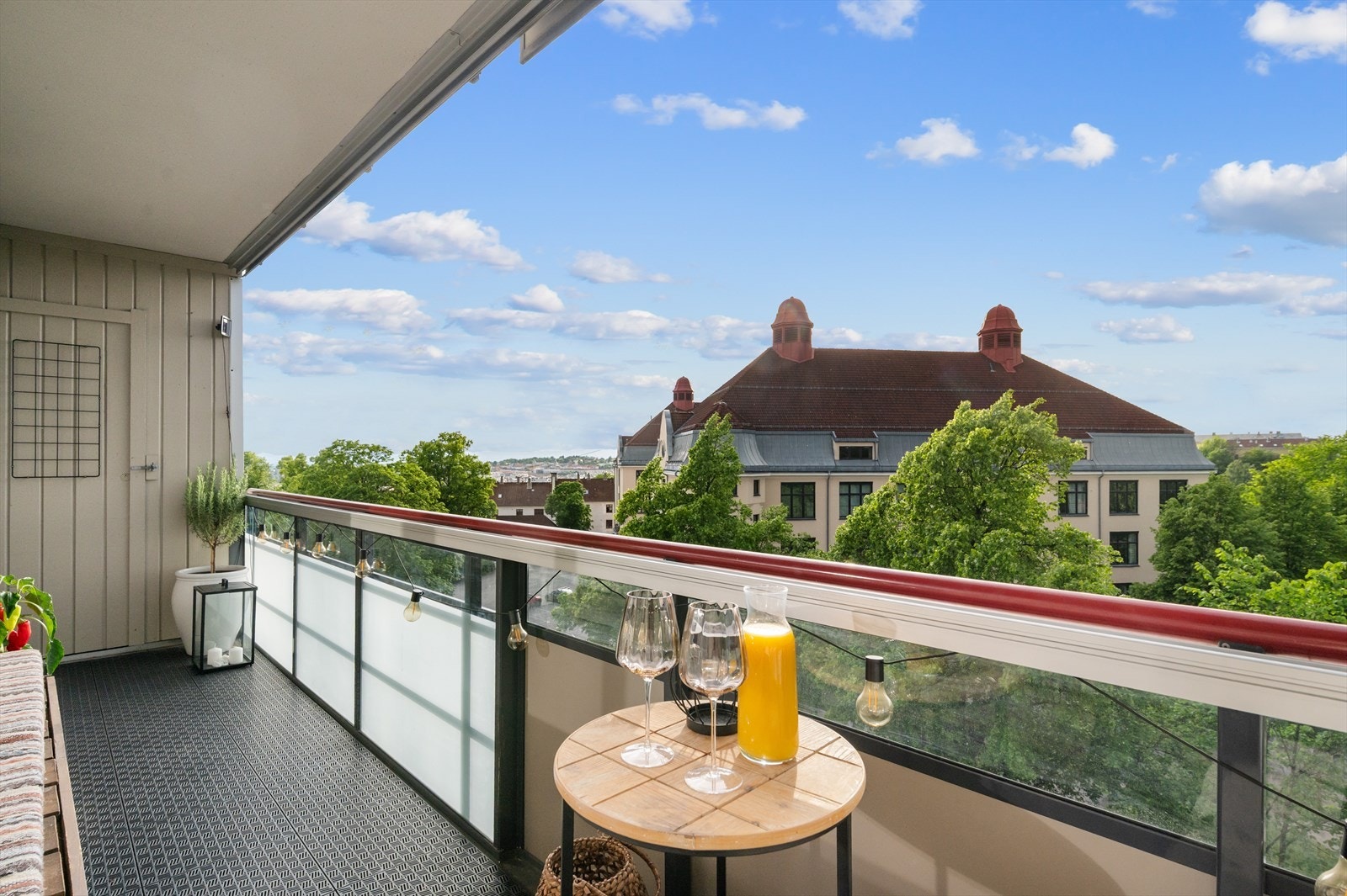 Boligen kan by på en innglasset balkong på ca. 10 m², med sol fra ca. 15:30 til solnedgang på sommerstid. Galleribilde