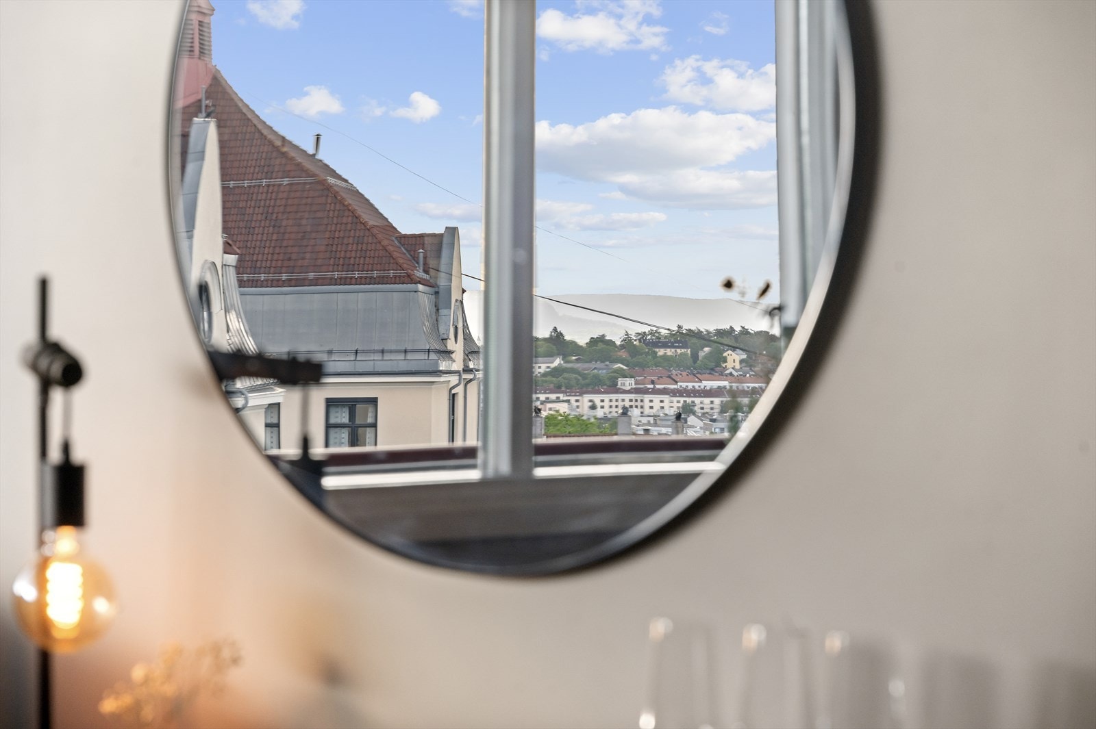 Varmtvann og internett er inkludert i de månedlige fellesutgiftene og sørger for lave boutgifter. Galleribilde