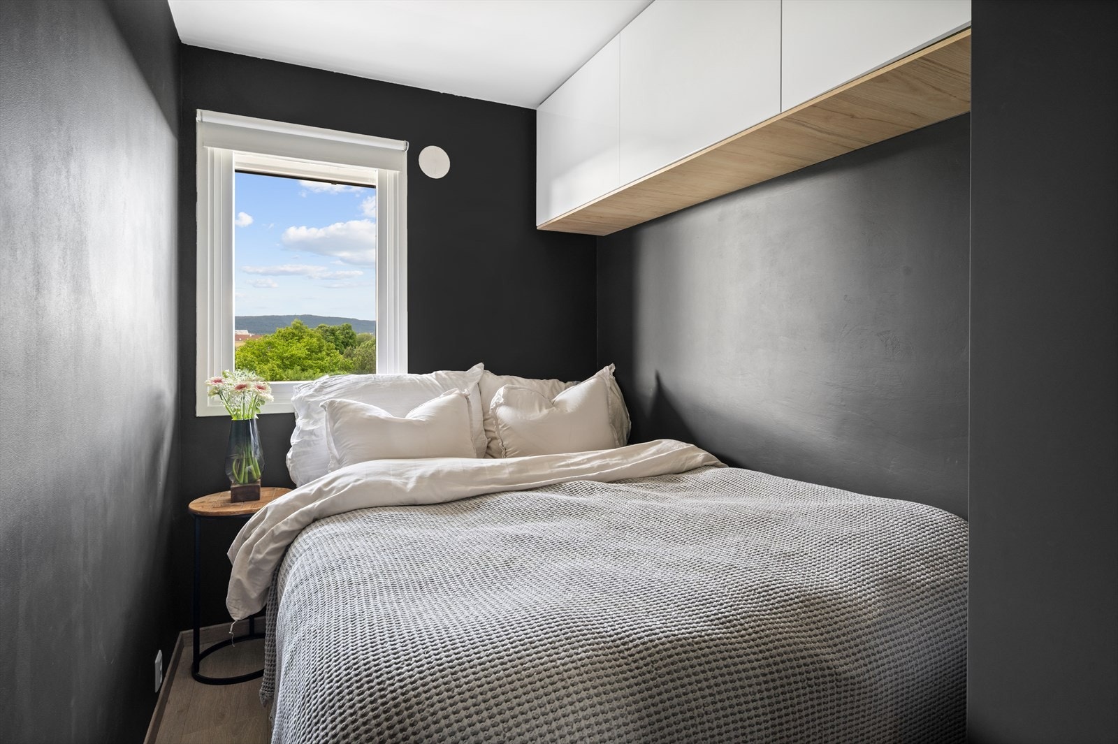 Behagelig soverom malt i mørkt, og som skaper en lun og avslappende atmosfære. Galleribilde