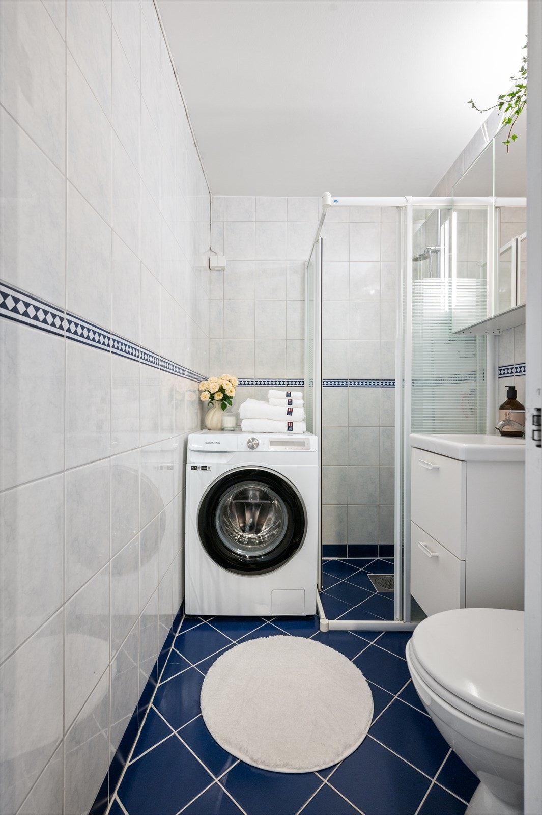 Det er opplegg for vaskemaskin og mekanisk avtrekk for et godt inneklima. Galleribilde