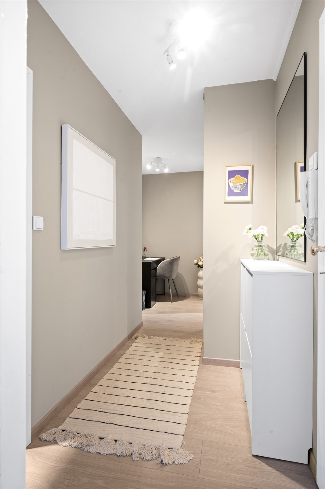 Velkommen inn i en entré som gir et ryddig og godt førsteinntrykk. Galleribilde