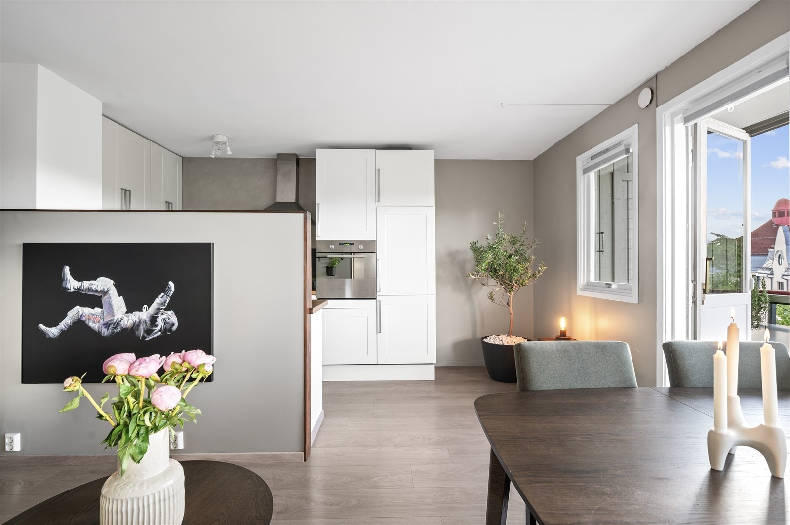 En halvvegg satt opp høsten 2023 skaper en naturlig soneinndeling mellom stue og kjøkken, Galleribilde