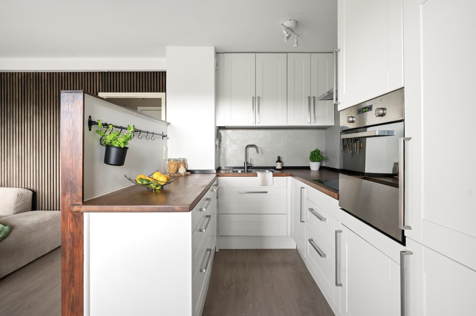 Innredning med glatte fronter og heltre benkeplate med nedfelt vask- og skyllekum. Galleribilde