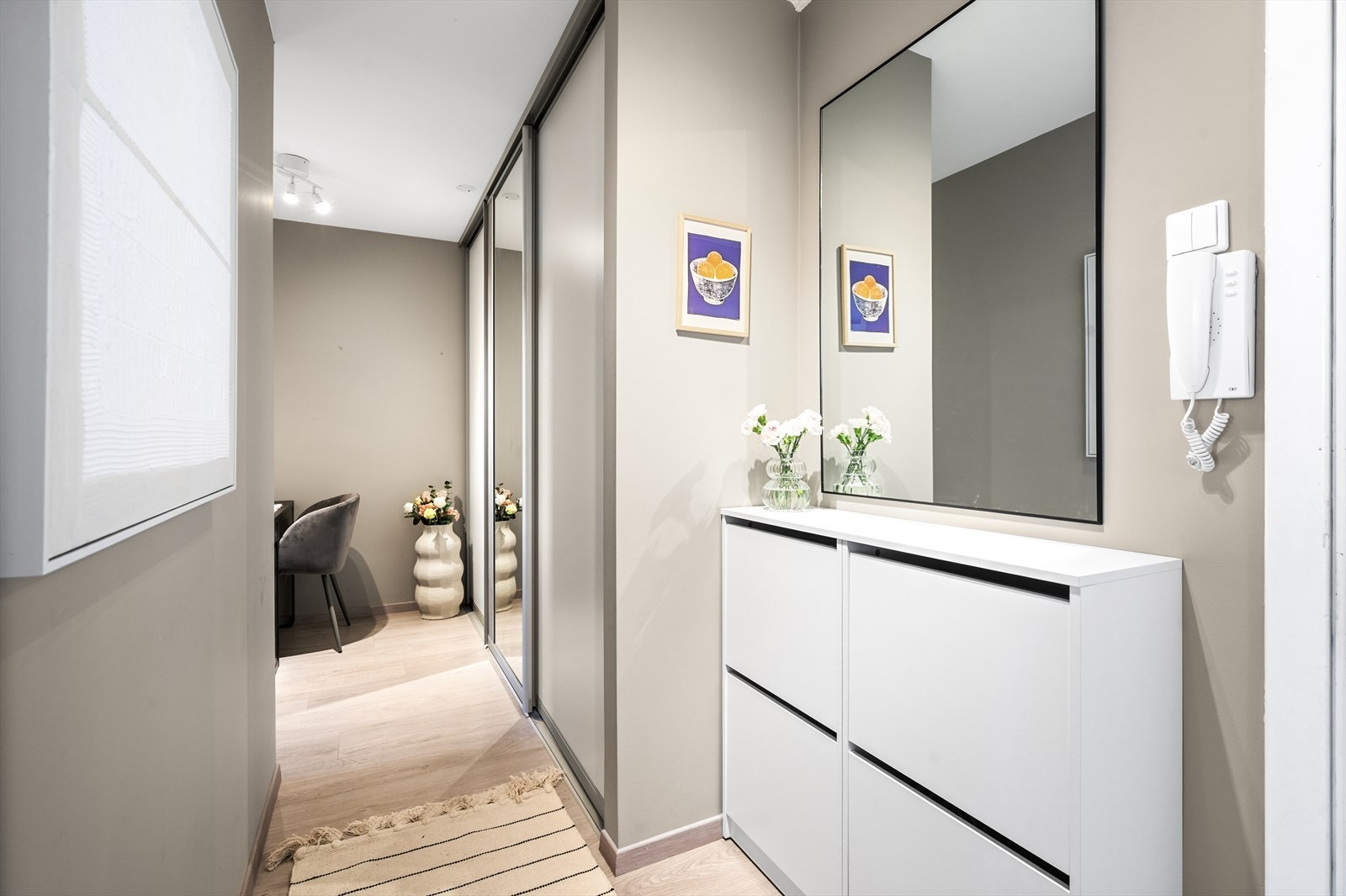 En stor skyvedørsgarderobe i gangen sørger for rikelig lagringsplass til yttertøy og sko. Galleribilde