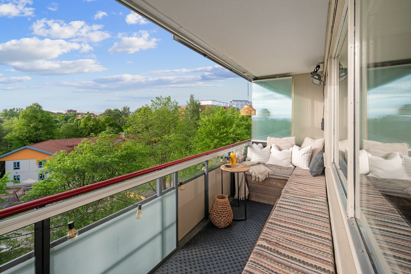 Balkongen har en romslig, fastmontert sittebenk og byr på forlenget brukstid gjennom store deler av året. Galleribilde