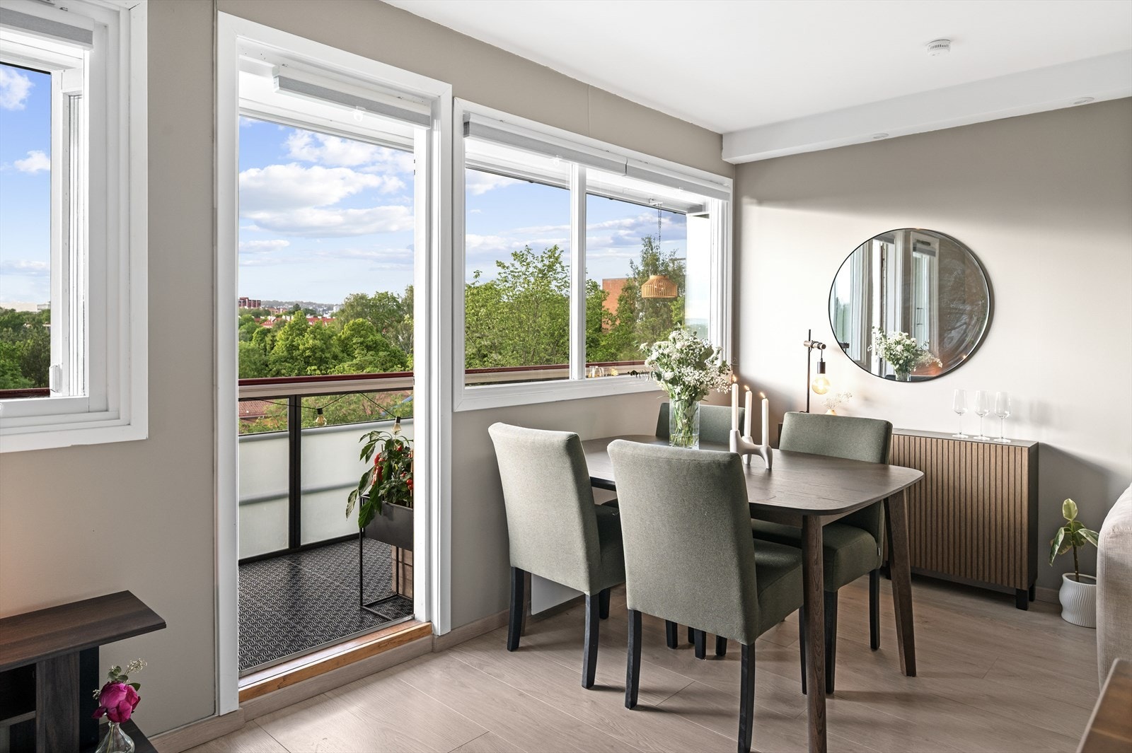 Store vindusflater og balkongdør slipper inn rikelig med dagslys. Galleribilde