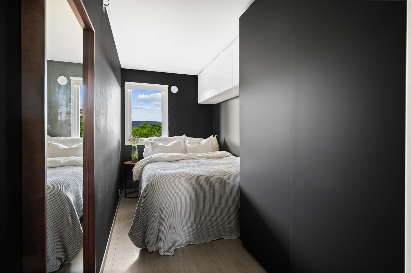 Det er satt inn romslig PAX-garderobe i 2024, og veggmontert ekstraoppbevaring. Vindu gir fine luftemuligheter. Galleribilde