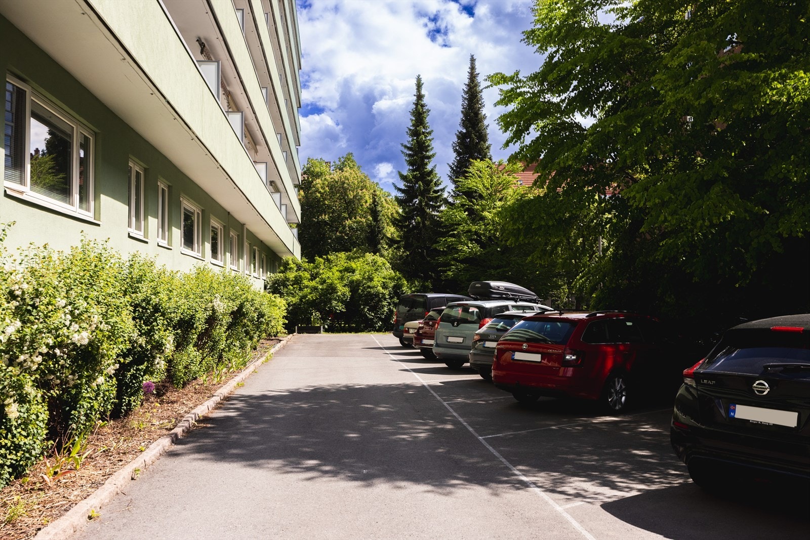 - Hver leilighet får tildelt et parkeringskort. Parkeringskort gir rett til parkering på sameiets 22 plasser (2 ladeplasser). Førstemann til mølla prinsippet - Galleribilde