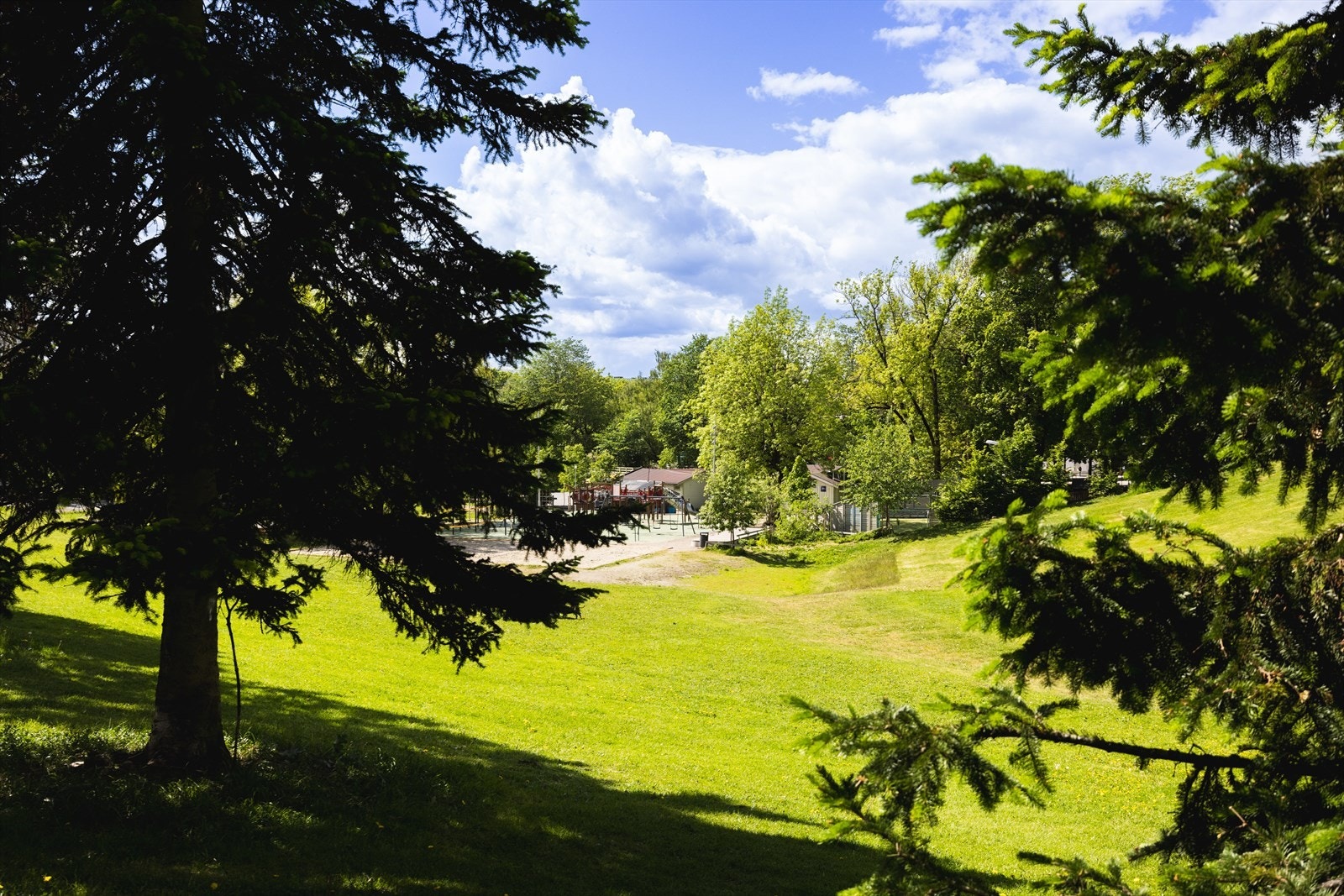 - Leiligheten ligger vis-à-vis marienlystparken med stor gressplen, offentlig grill, minigolf, Tufte-gym, inngjerdet hundepark, lekeplass for barn, mm - Galleribilde