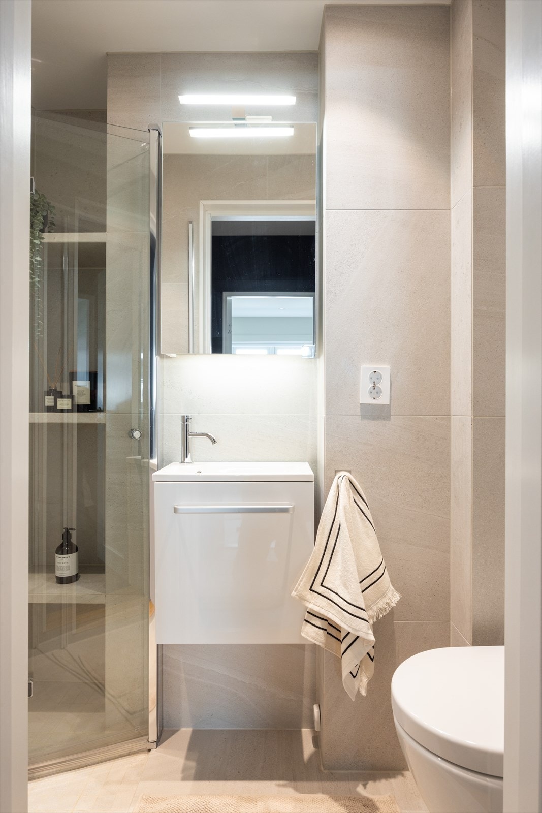 - Leiligheten har også et ekstra baderom i samme eksklusive stil som hovedbadet, med 60x60 fliser fra 2023, gulvvarme og downlights - Galleribilde