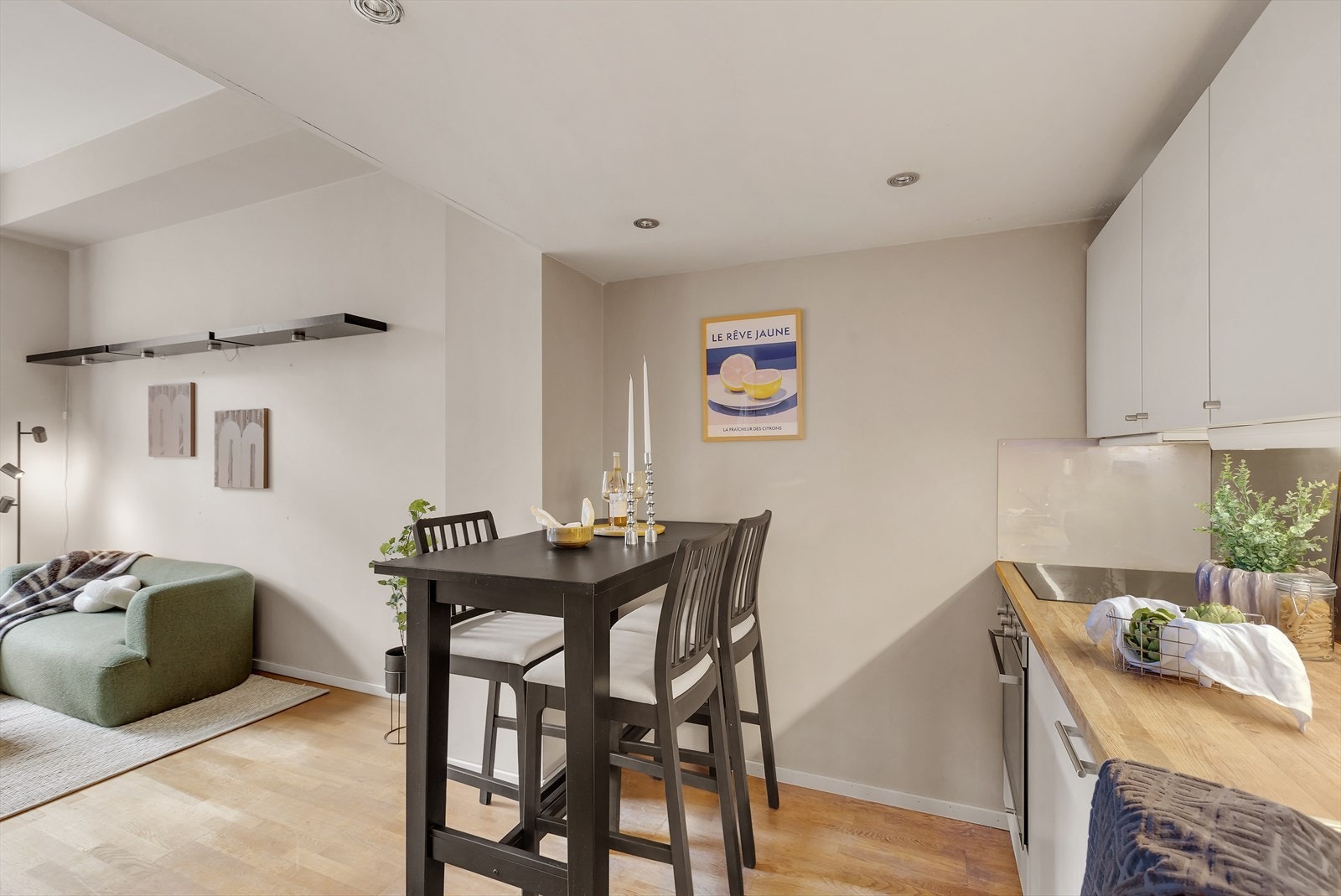 God plass til spisebord og tilhørende møblement Galleribilde