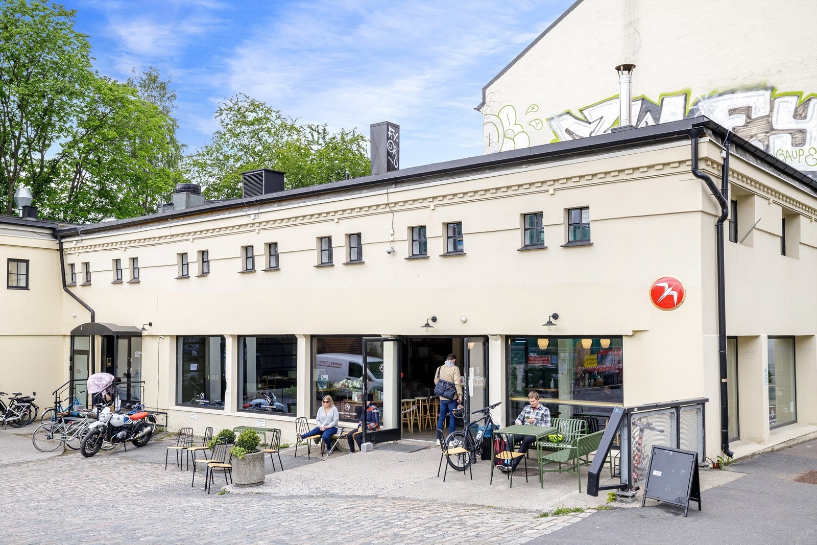 Den populære kaféen Fuglen ligger kun en hyggelig spasertur fra leiligheten Galleribilde