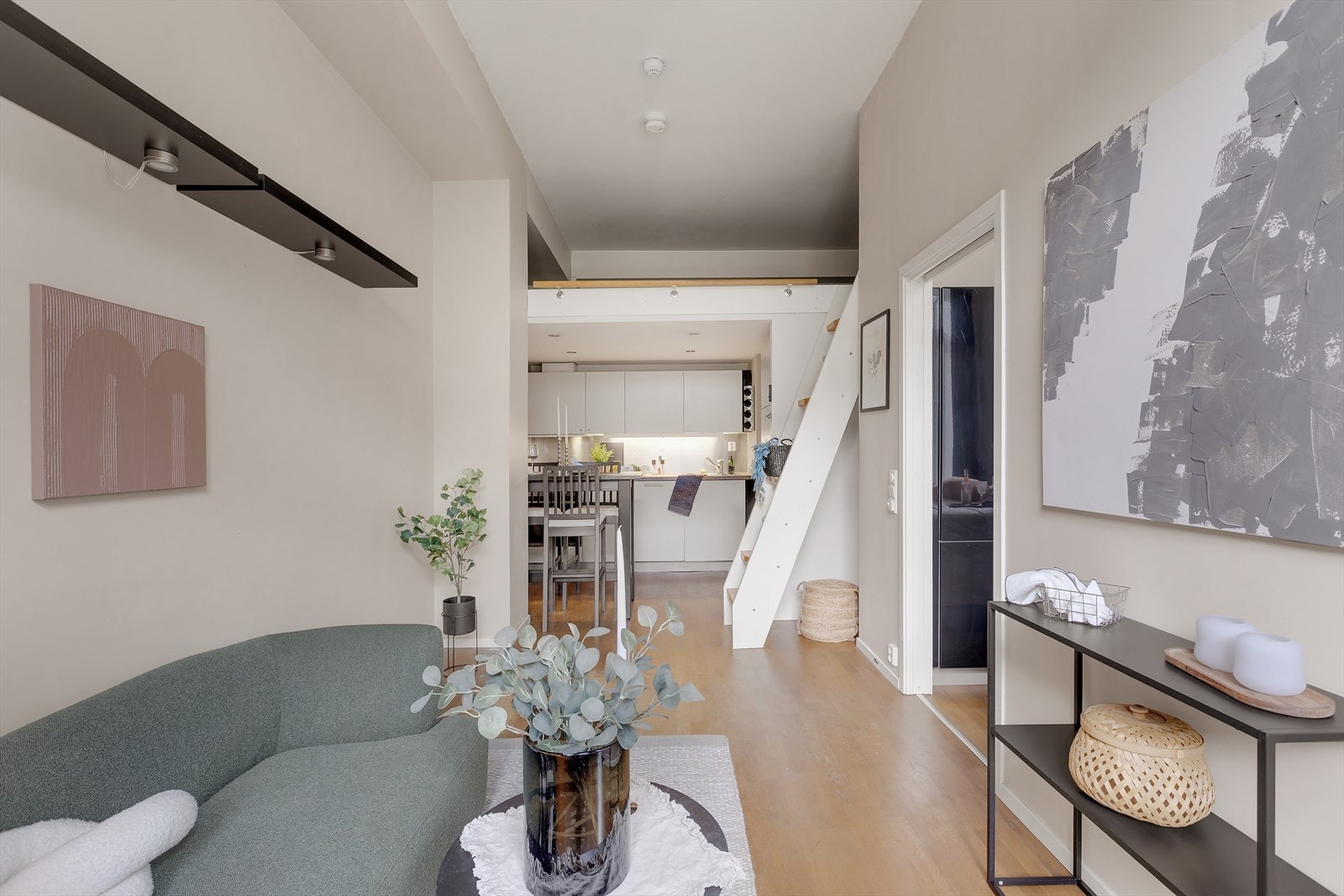 Leiligheten holder god standard, bygget ble omgjort til leiligheter i 2007 Galleribilde