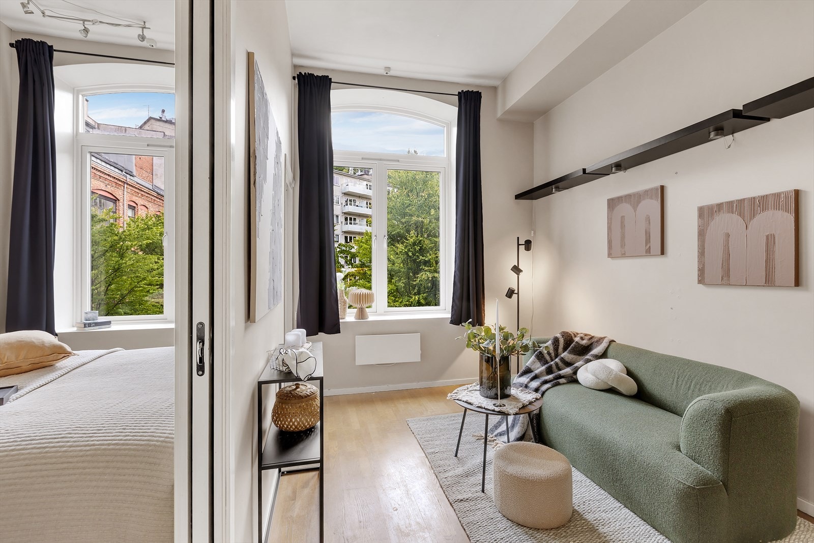 Leilighetens store vindusflater kombinert med den gode takhøyden sørger for en luftig og god atmosfære Galleribilde