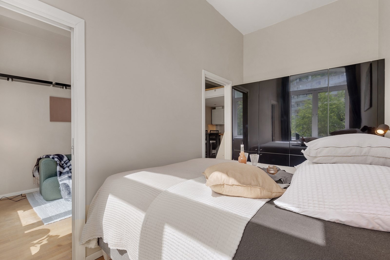 Soverommet er av god størrelse med stor garderobeløsning Galleribilde