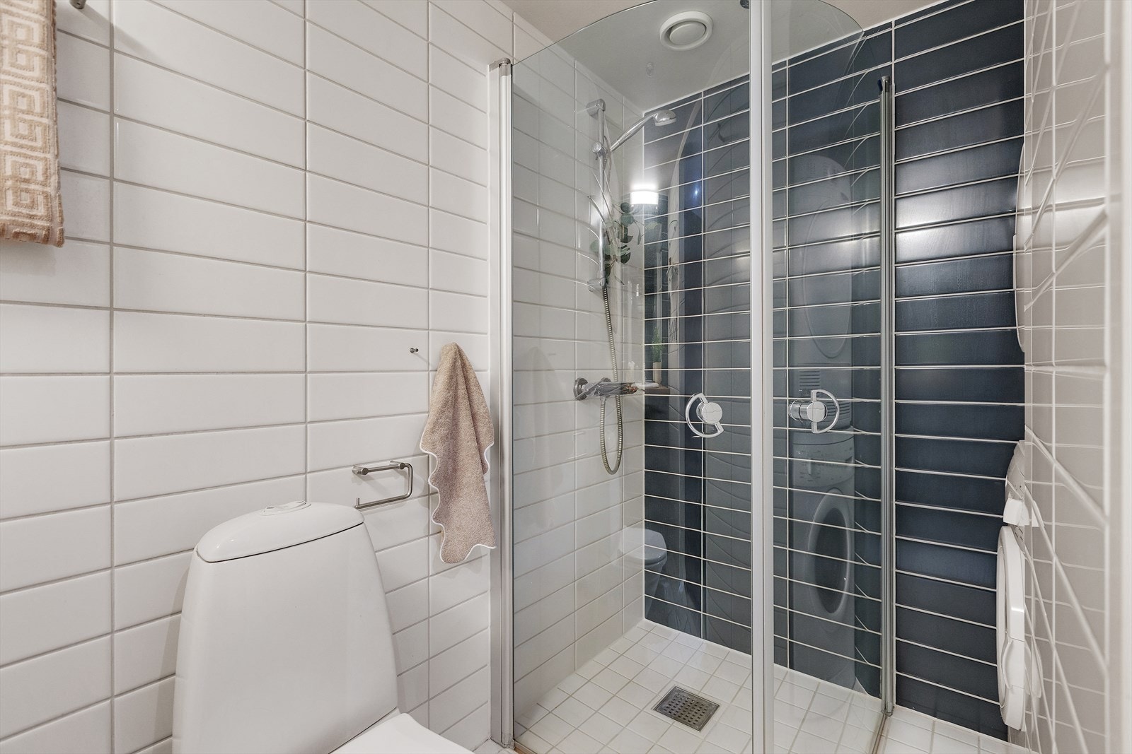 Pent flislagt bad fra 2007 med mekanisk avtrekk og elektriske varmekabler i gulv Galleribilde