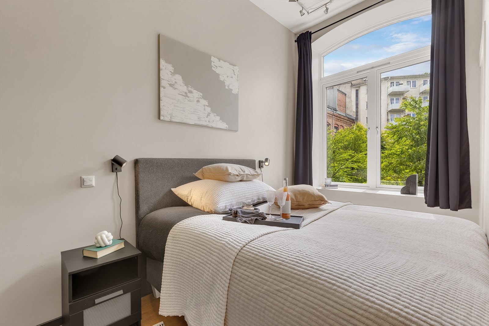 Romslig soverom som vender mot rolig bakgård Galleribilde