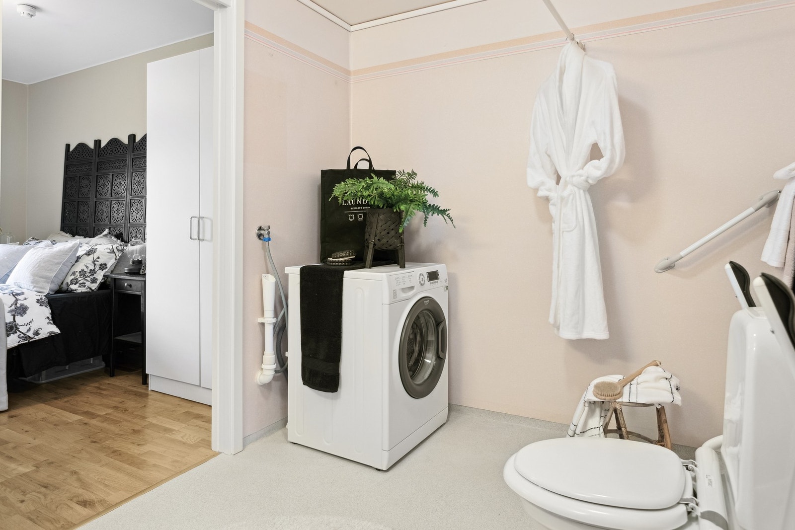 Romslig bad/wc som ligger i tilknytning til soverom. Galleribilde