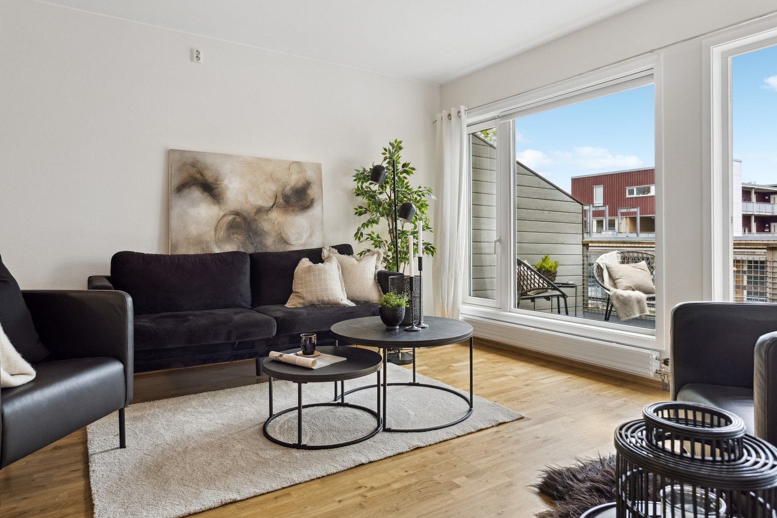 Fra stuen er det utgang til vestvendt balkong med ettermiddag/kveldssol. Galleribilde