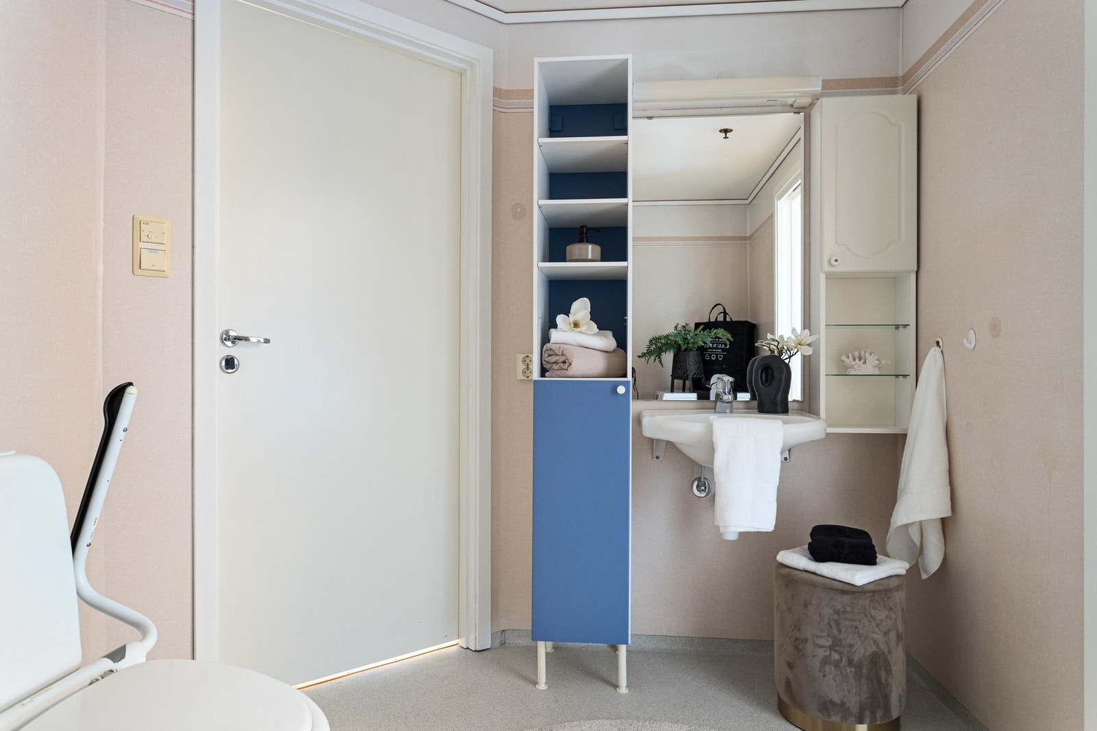 Bad/wc med gulvvarme og praktisk innredning. Galleribilde