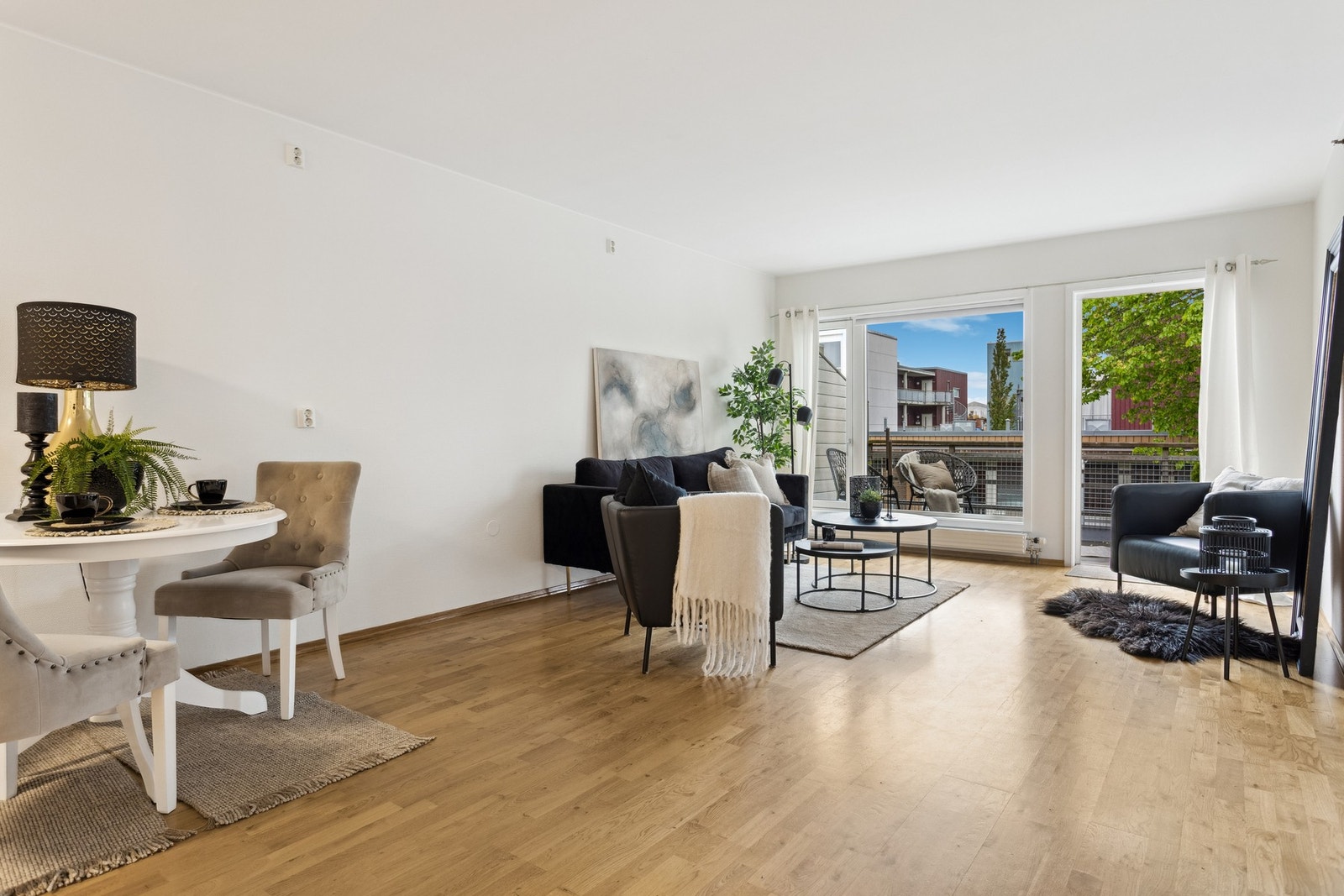 Stue/kjøkken er i åpen løsning med god plass til ønskelige møbelgrupper. Galleribilde