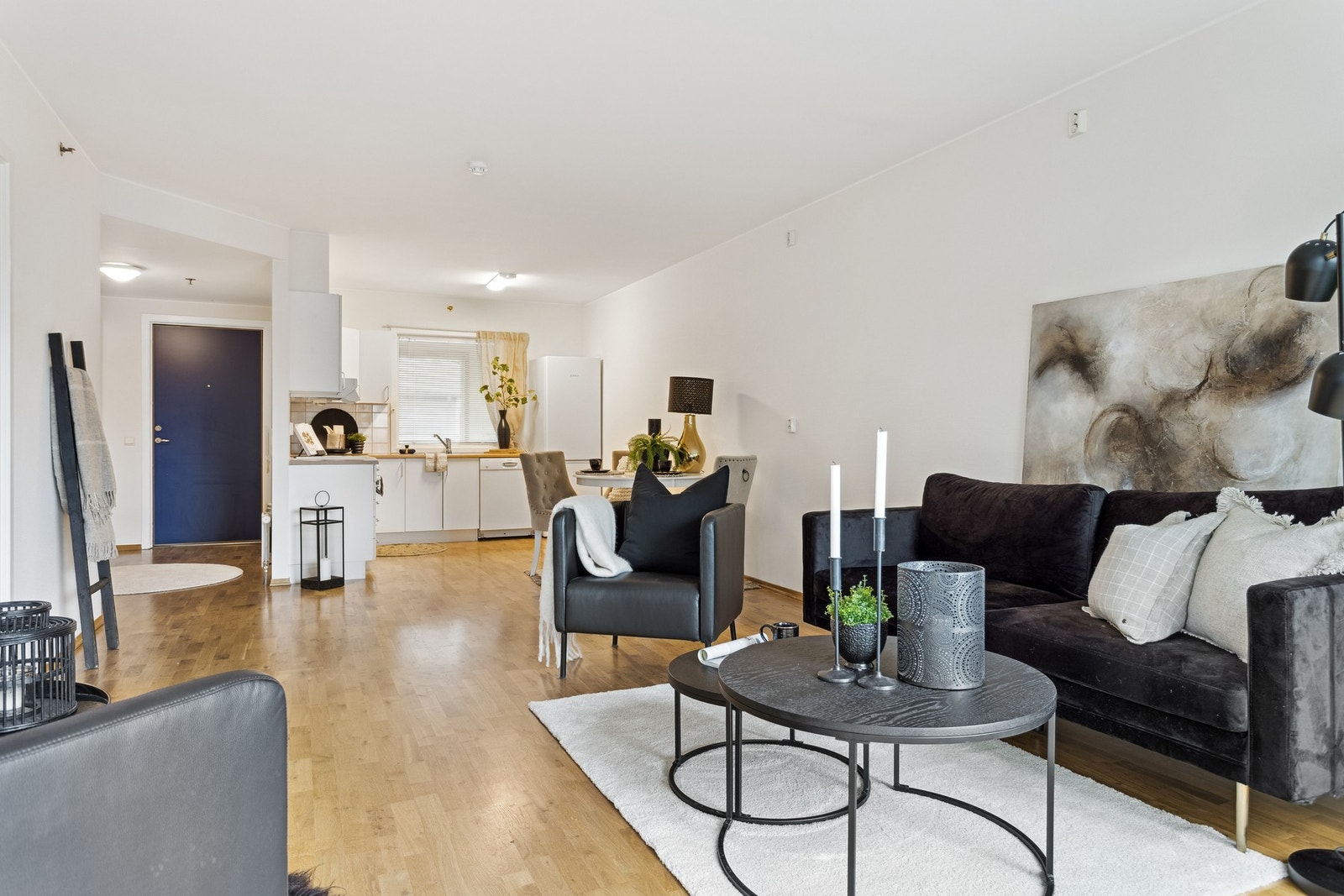 Det er bl.a heis i bygget, sprinkleranlegg og seriekoblet brannvarslingsanlegg. Galleribilde