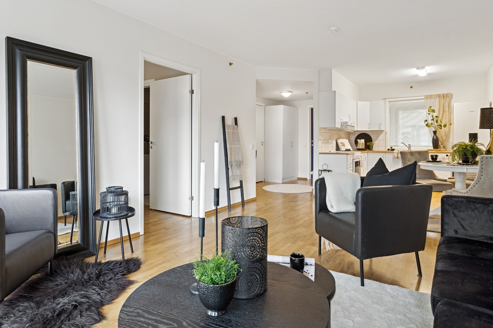 Leiligheten er malt i lyse og nøytrale farger. Galleribilde