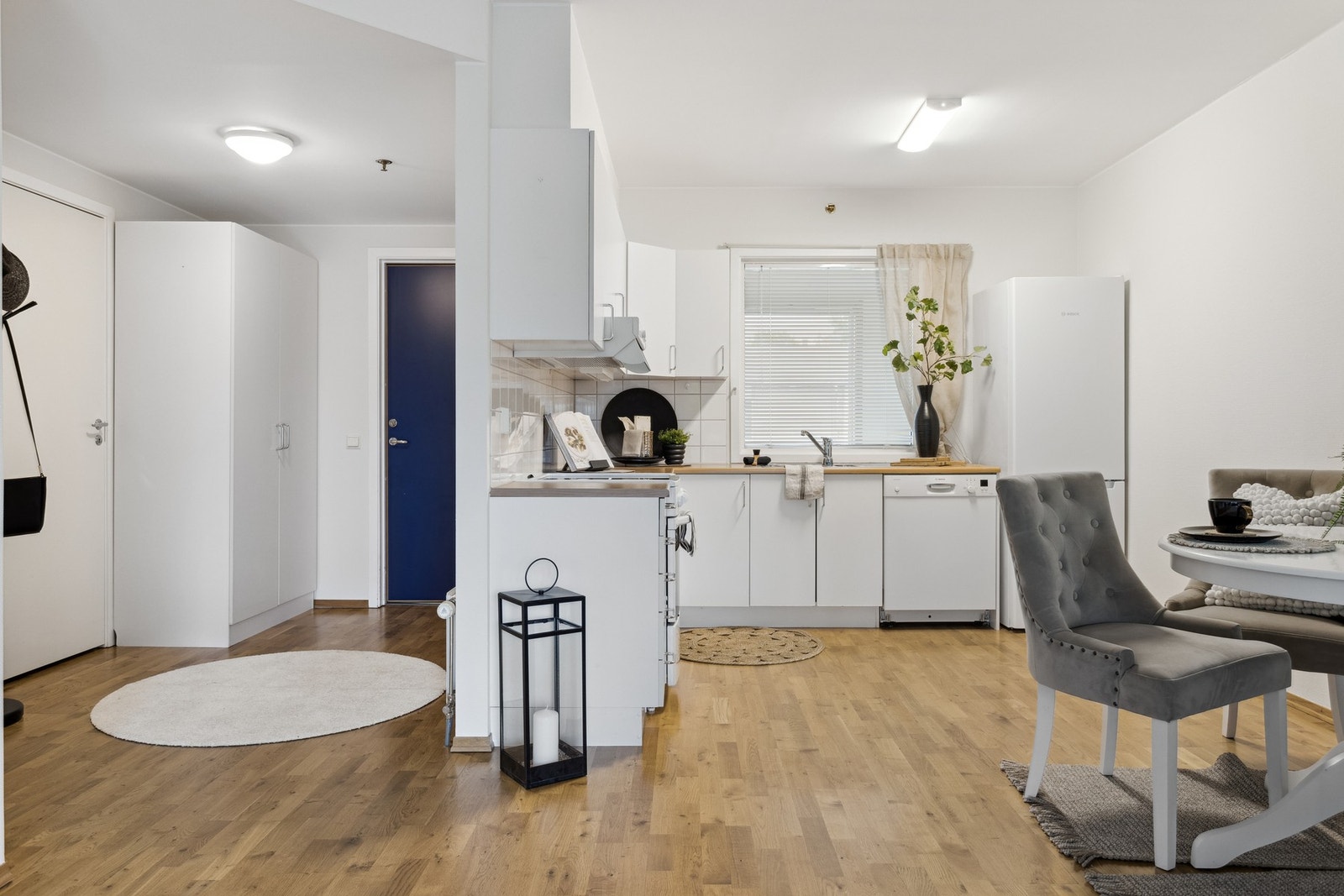 Leiligheten varmes opp via fjernvarme som er inkludert i felleskostnader. Galleribilde