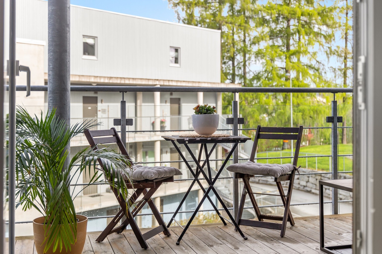 Her har man gode møbleringsmuligheter, og balkongen blir en forlengelse av stuen på sommerstid. Galleribilde