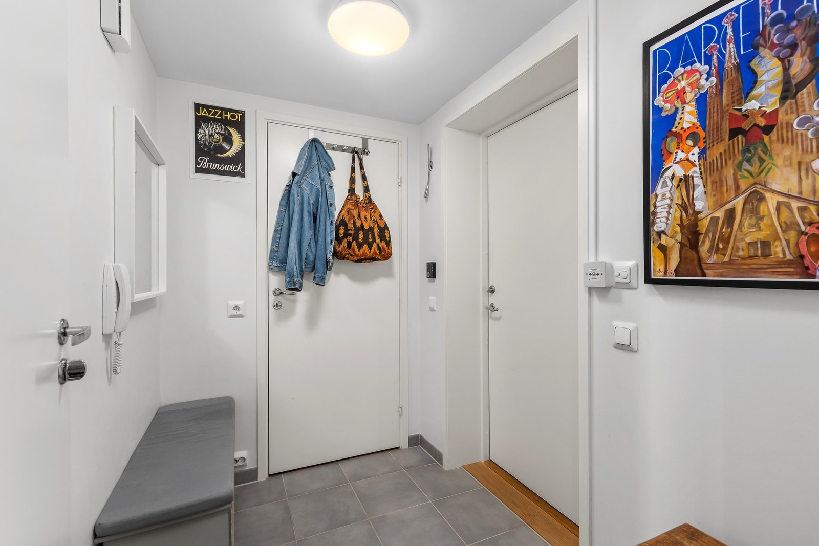 Innbydende inngangsparti med plass til oppheng av yttertøy, samt en praktisk bod i gang. Galleribilde