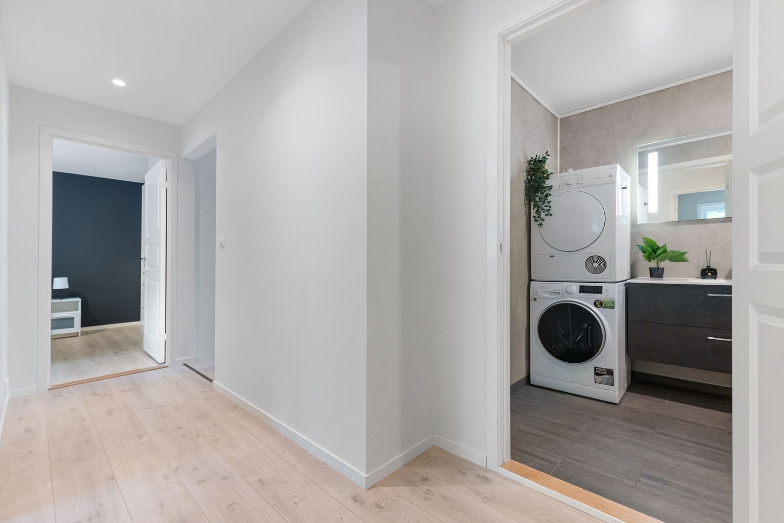 Mellomgang med tilkomst til 3 flotte soverom, bod og bad. Galleribilde