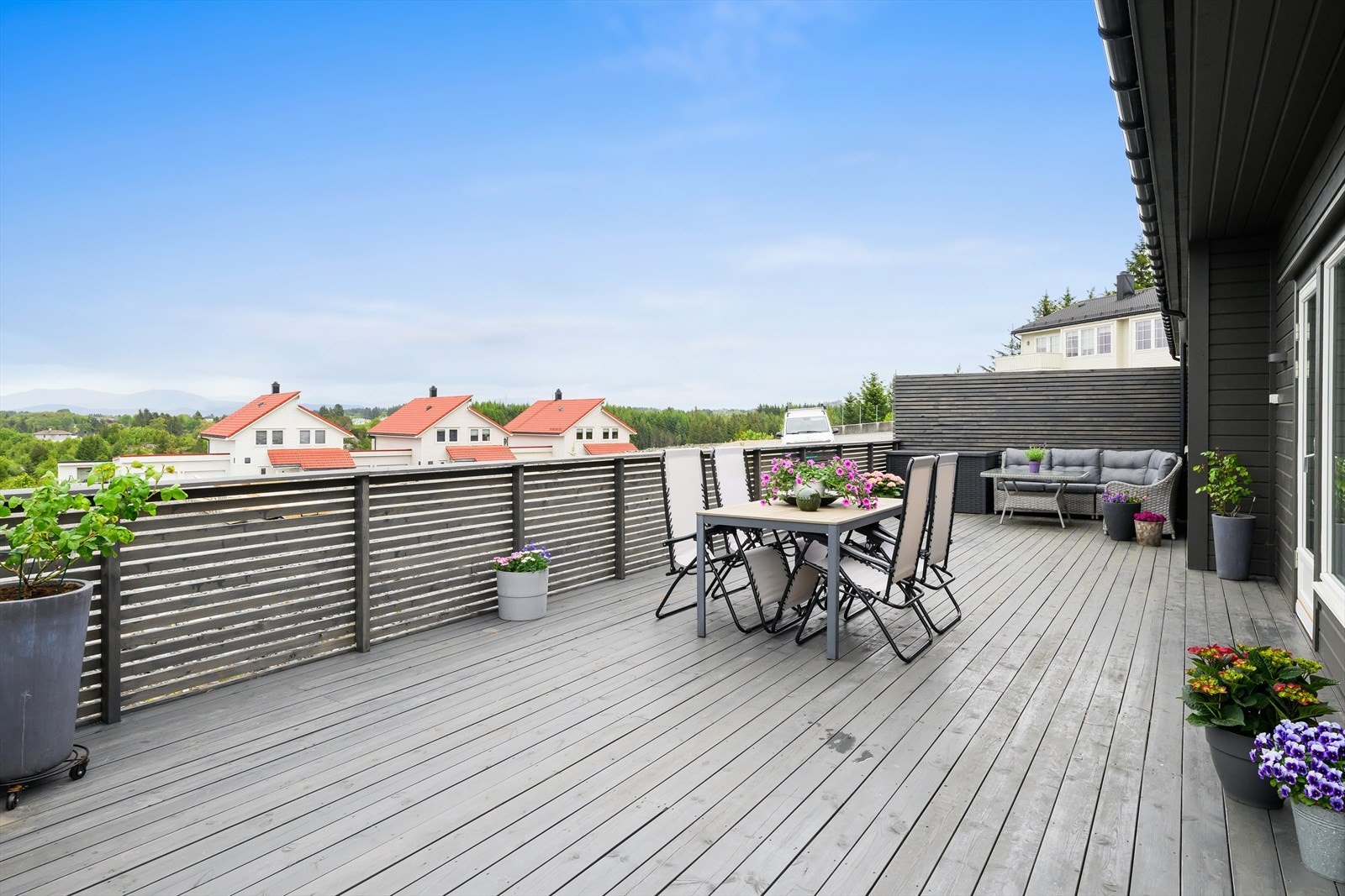 Terrassen strekker seg langs hele stuesiden og bort til inngangspartiet. Galleribilde