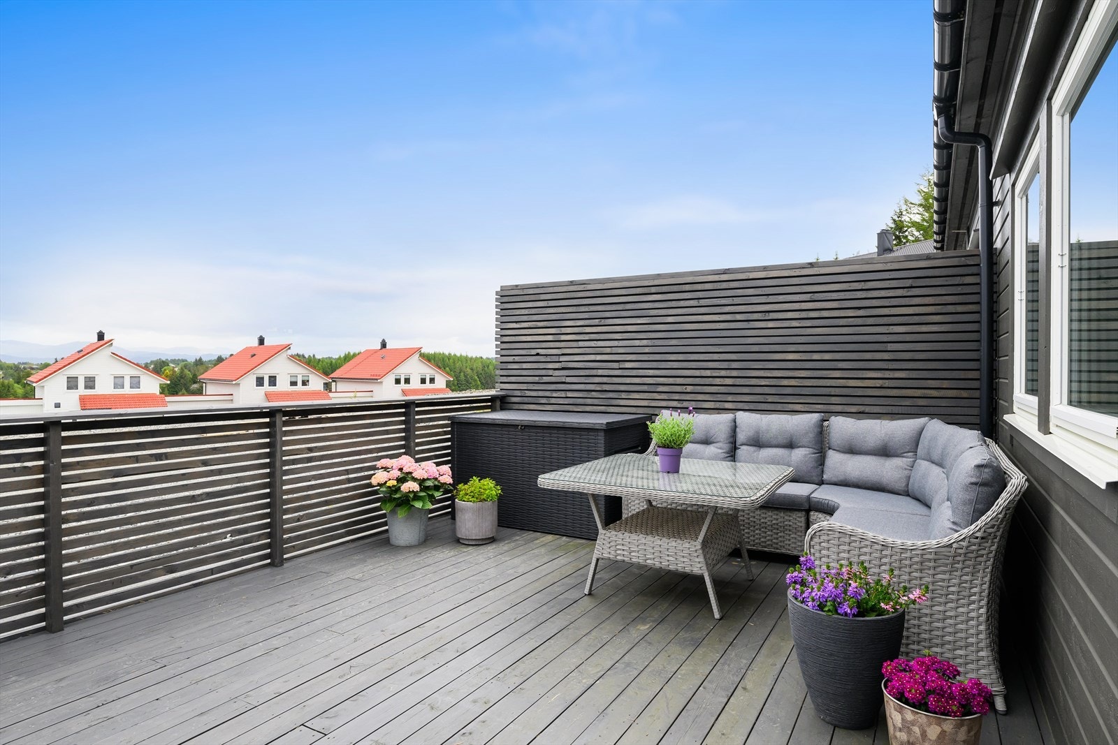 Lun sittekrok på terrassen. Galleribilde