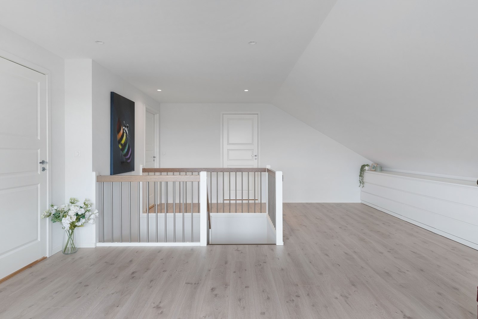 Her i overetasjen finner man en stor loftstue, 2 fine soverom, bad og bod. Galleribilde