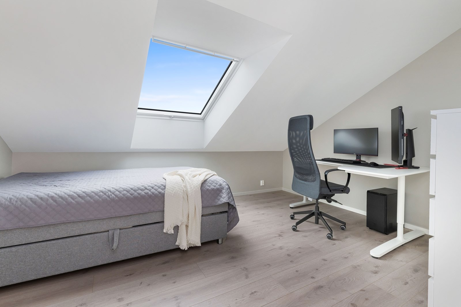 Soverom 5. God plass også her for seng, garderobe med mer. Galleribilde